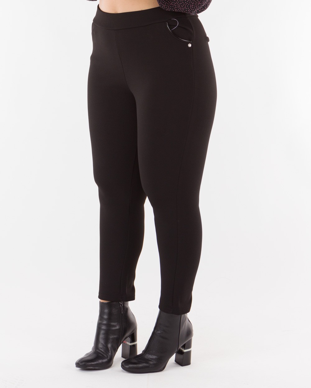 Kolan-Me-Lasticho-Stin-Mesi-Kai-Leptomereies-Stin-Tsepi-Black-Bodyform-6