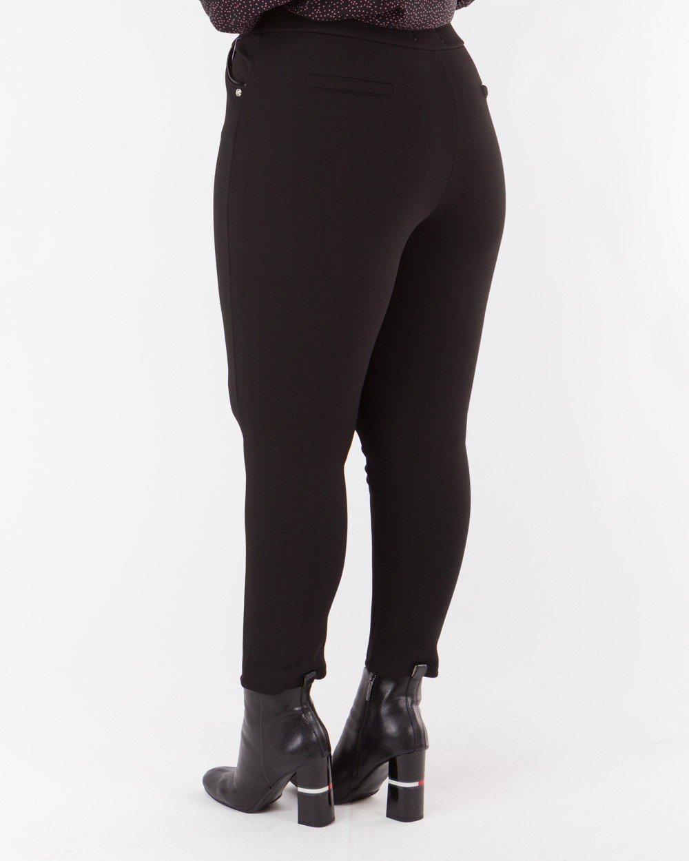 Kolan-Me-Lasticho-Stin-Mesi-Kai-Leptomereies-Stin-Tsepi-Black-Bodyform-5