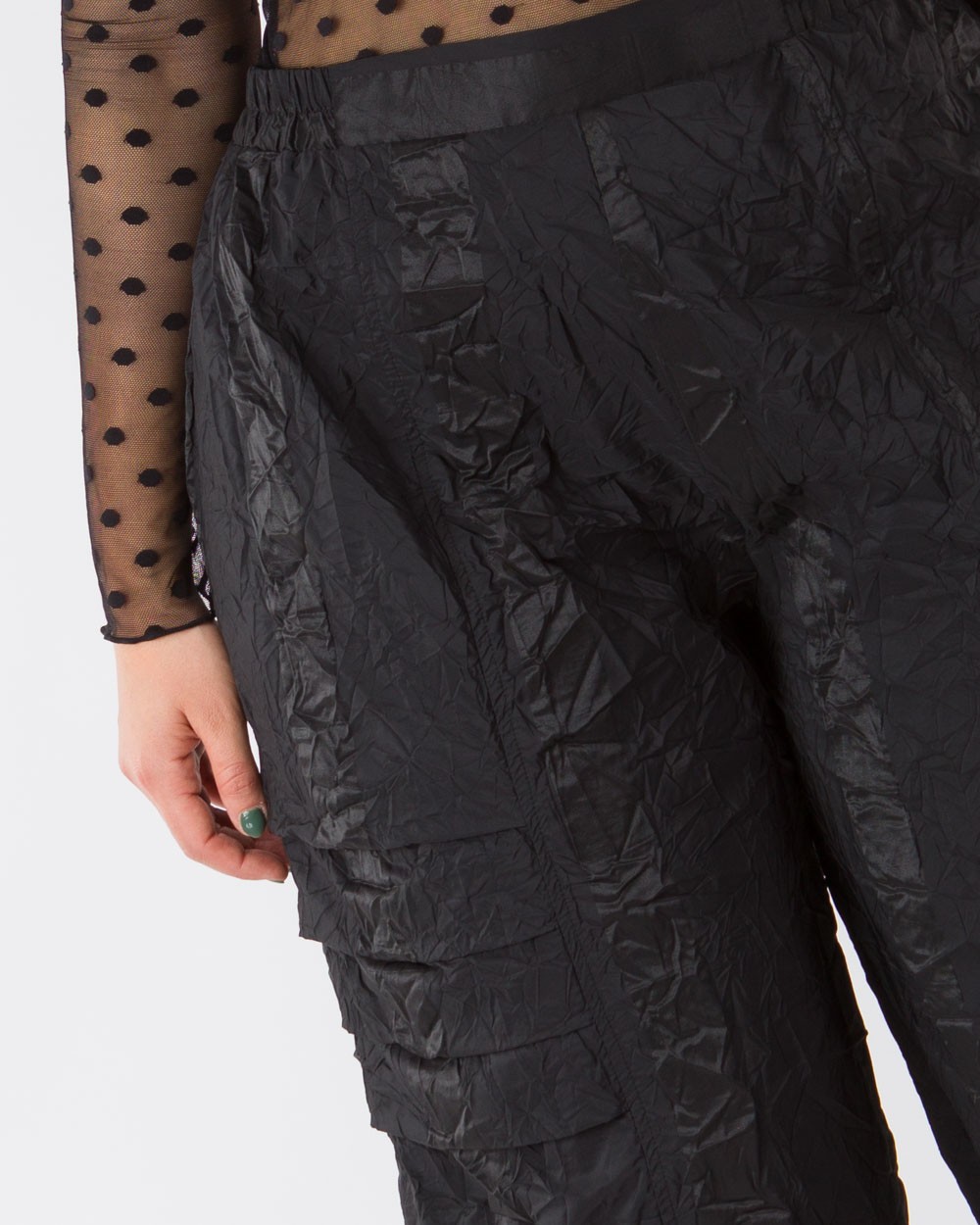 Panteloni-Typou-Parachute-Me-Opsi-Tsalakomenou-Mauro-Bodyform-3