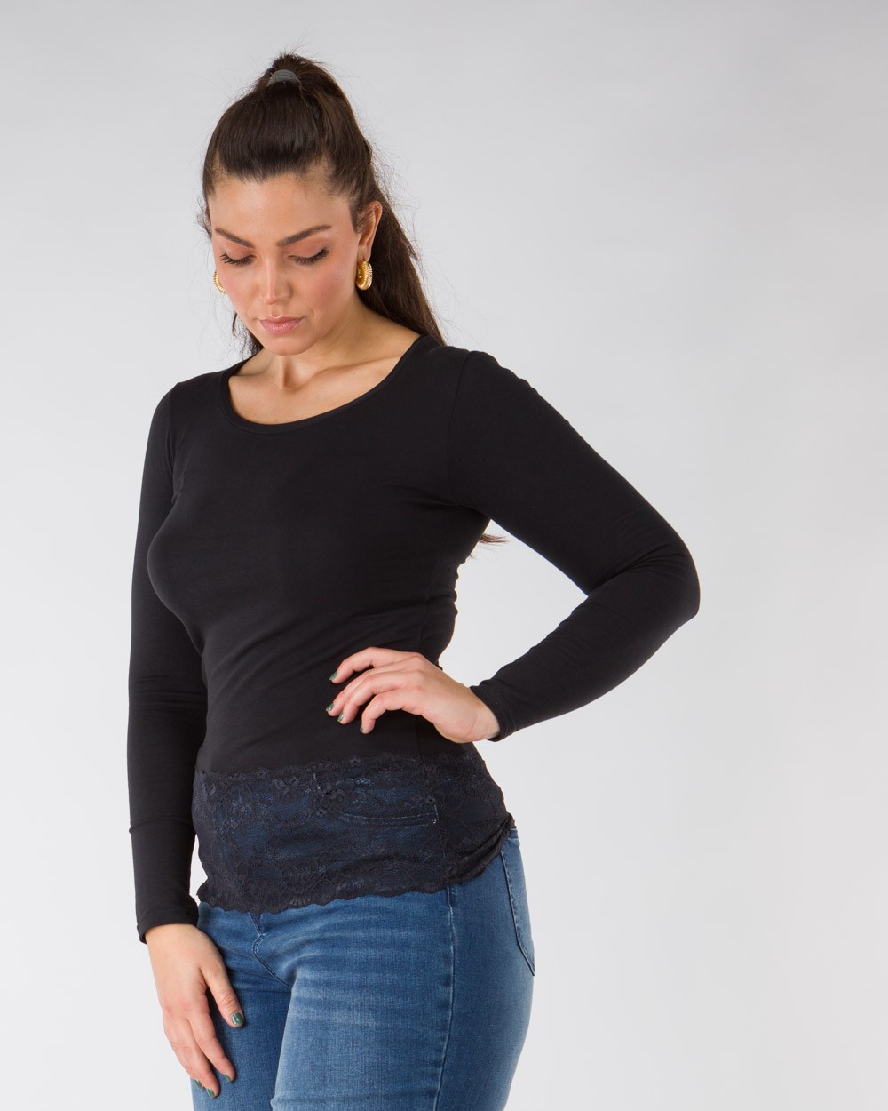 Blouza-Vamvakeri-Me-Dantela-Sto-Teleioma-Black-Bodyform-2