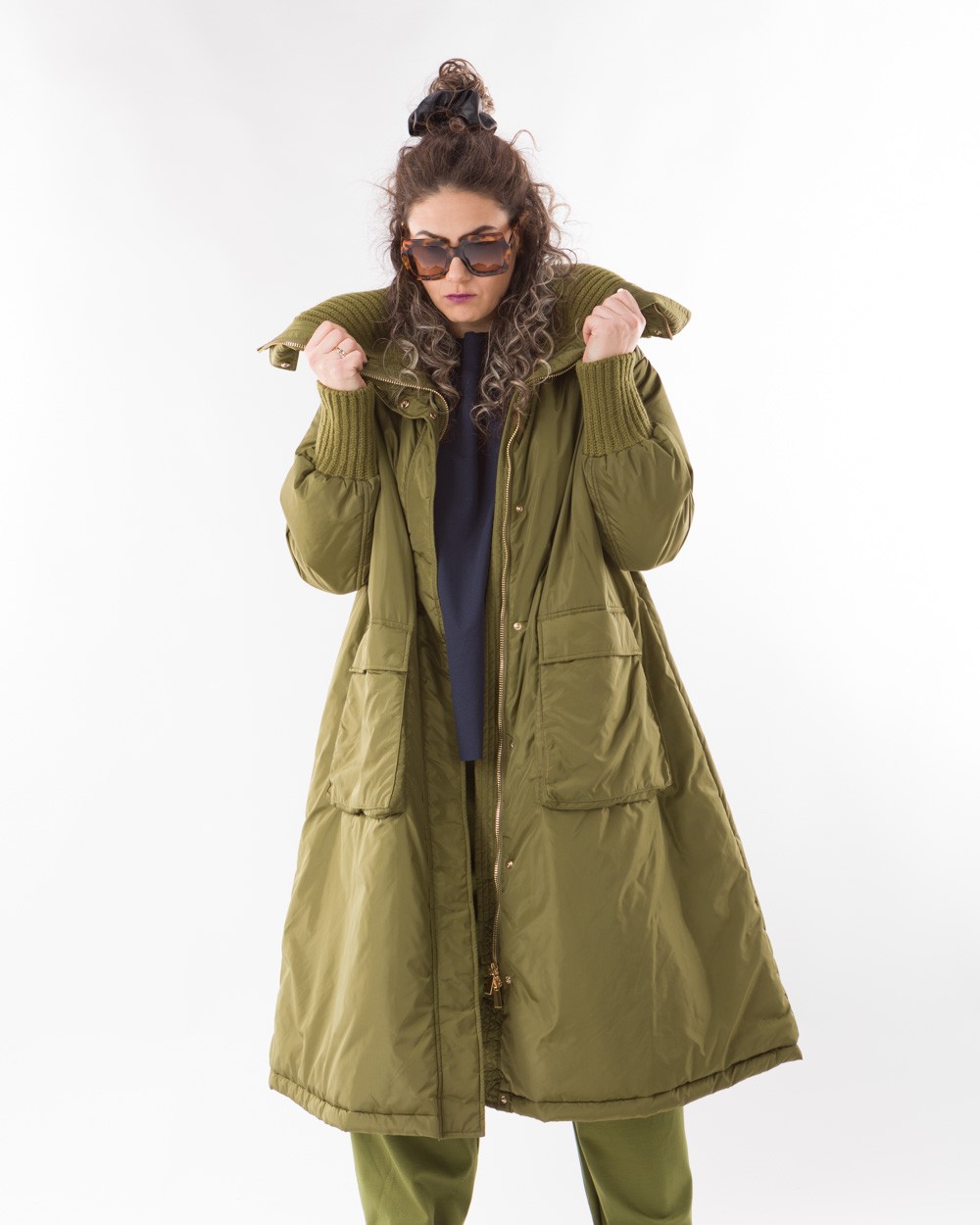 Boufan-Puffer-Monochromo-Se-Alfa-Grammi-Ladi-Bodyform-1