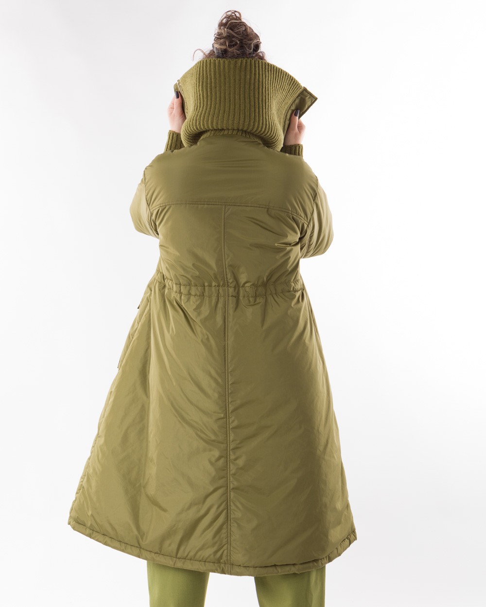 Boufan-Puffer-Monochromo-Se-Alfa-Grammi-Ladi-Bodyform-4