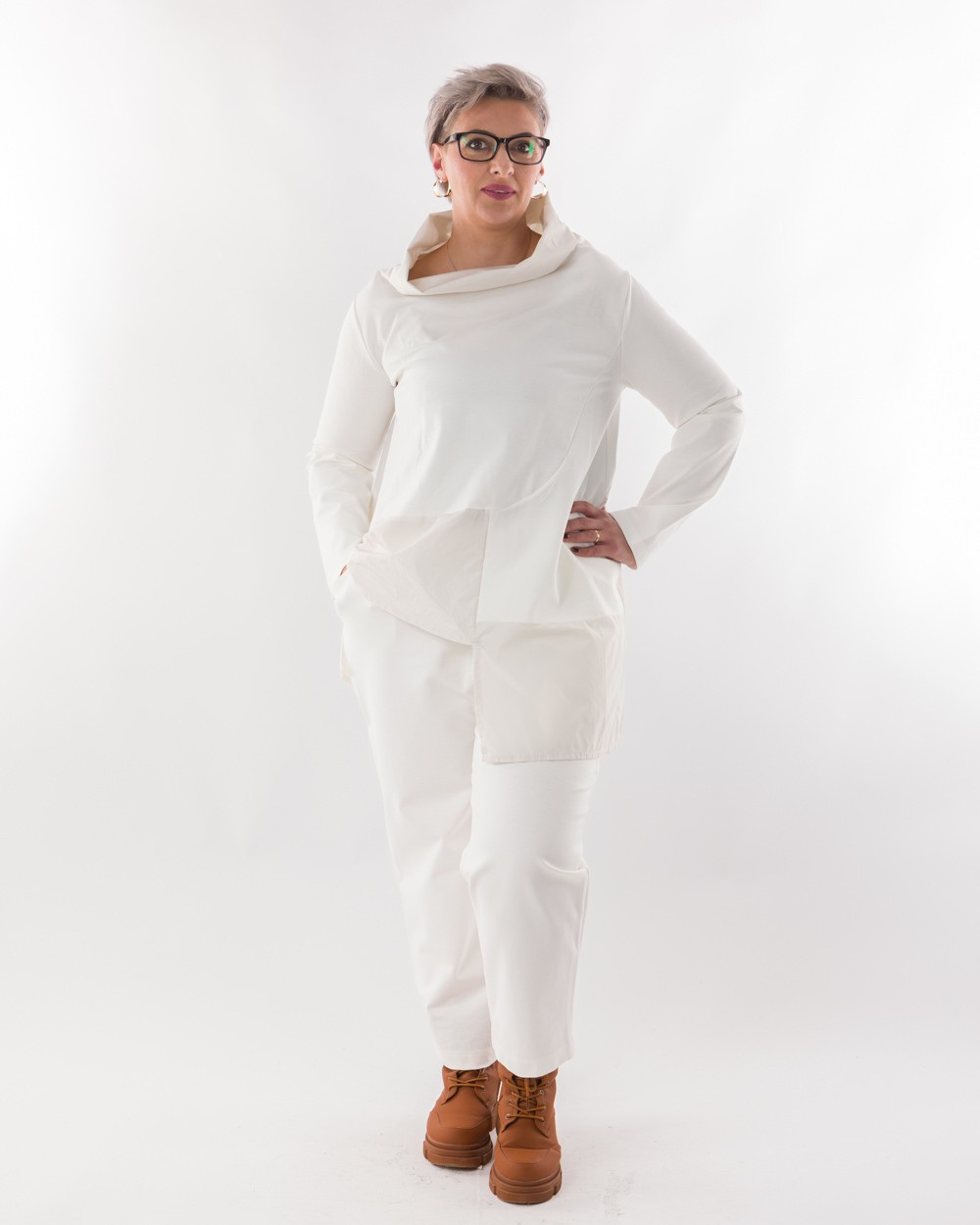 Μπλούζα Με Συνδυασμό Υφασμάτων Και Λαιμουδιά