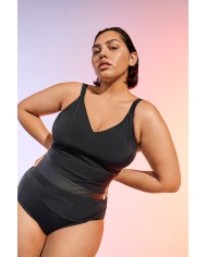 "Το Μαύρο Ολόσωμο Μαγιό που Κολακεύει & Αναδεικνύει τις Καμπύλες!"